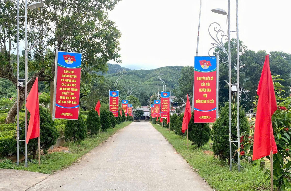 Tại xã Lương Thịnh, dù còn nhiều khó khăn, nhưng không khí chào mừng Đại hội đã lan tỏa rõ nét, hiện diện trên các tuyến đường, khu dân cư.&nbsp;Ảnh: Trung Nam.
