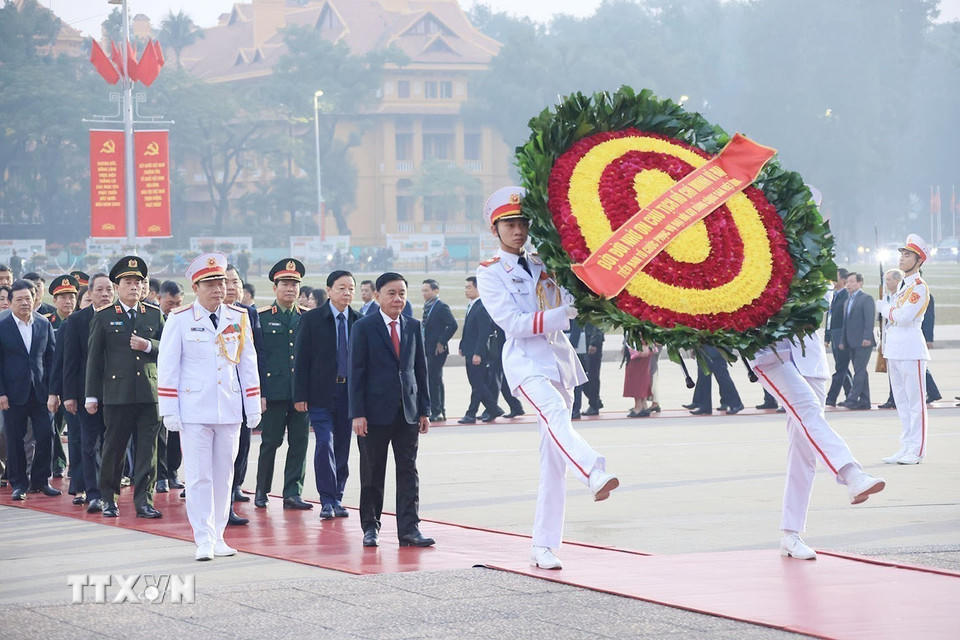 Đồng chí Trần Cẩm Tú, Ủy viên Bộ Chính trị, Thường trực Ban Bí thư, Trưởng Tiểu ban Tổ chức phục vụ Đại hội với các đại biểu đặt vòng hoa và vào Lăng viếng Chủ tịch Hồ Chí Minh trước giờ tổng duyệt. (Ảnh: Tuấn Anh/TTXVN)