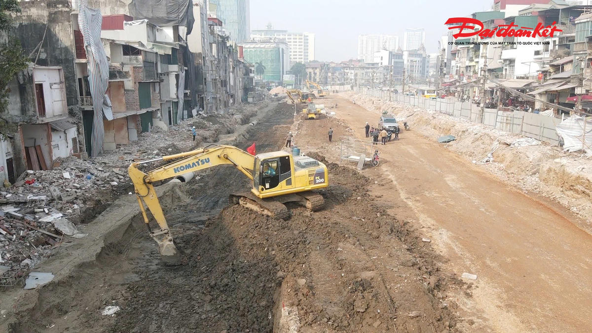 Hàng chục máy móc, cùng công nhân thi công&nbsp;Dự án đường Vành đai 1 đoạn Hoàng Cầu – Voi Phục.