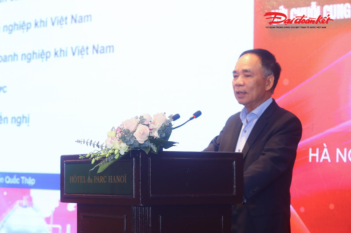 Tiến sĩ Nguyễn Quốc Thập, Chủ tịch Hội Dầu khí Việt Nam phát biểu tham luận Cơ hội và thách thức trong quá trình vươn mình ra thế giới của các công ty khí ở Việt Nam.