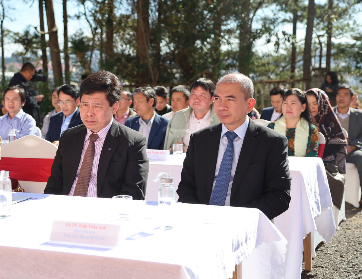 Các đại biểu tham dự Lễ Khánh thành Bảo tàng Sinh học.(ảnh X.H)