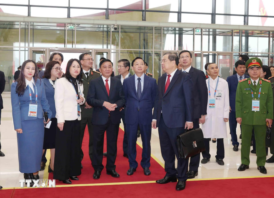 Thường trực Ban Bí thư Trần Cẩm Tú kiểm tra khu vực sảnh trước của Trung tâm hội nghị. (Ảnh: Phương Hoa/TTXVN)