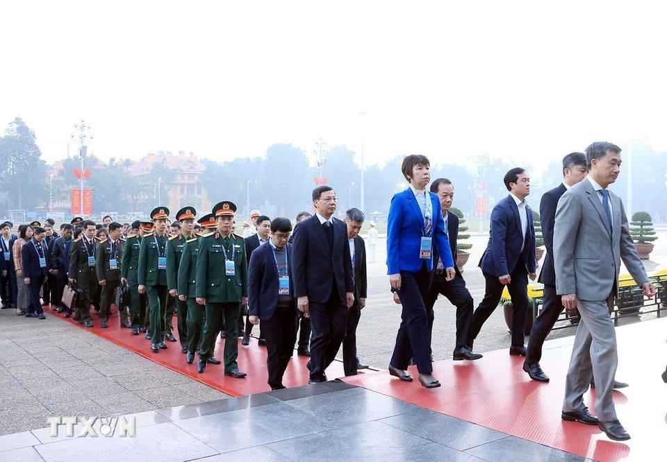 Các đại biểu vào Lăng viếng Chủ tịch Hồ Chí Minh. (Ảnh: Tuấn Anh /TTXVN)