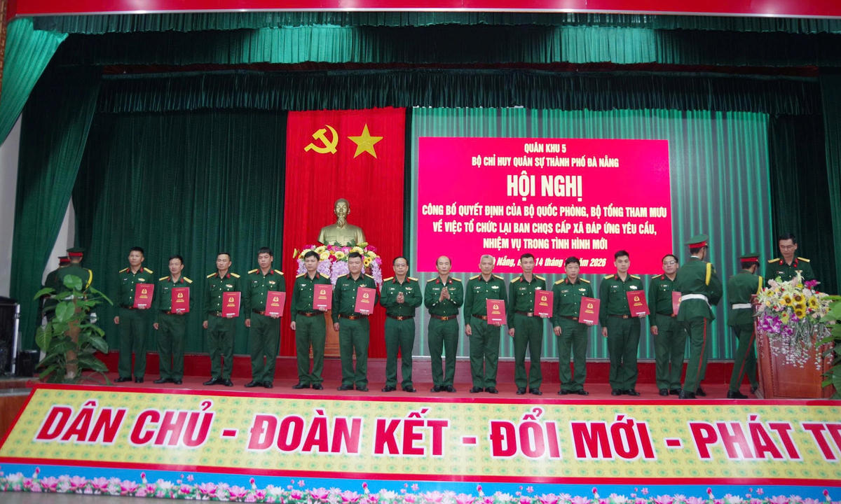 Trao quyết định bổ nhiệm cho 54 Chỉ huy trưởng Ban CHQS xã, phường ở TP Đà Nẵng. Ảnh: CV.