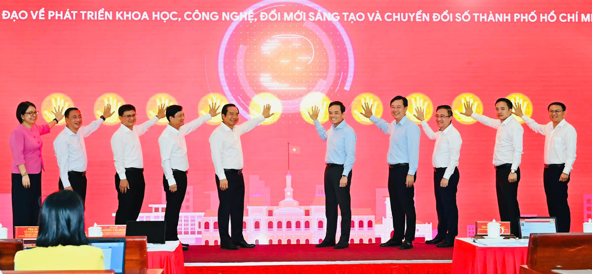Bí thư Thành ủy TP Hồ Chí Minh Trần Lưu Quang cùng đại biểu phát động Chiến dịch xây dựng, hoàn thiện cơ sở dữ liệu quốc gia, cơ sở dữ liệu thành phố. Ảnh: Việt Dũng (SGGP).