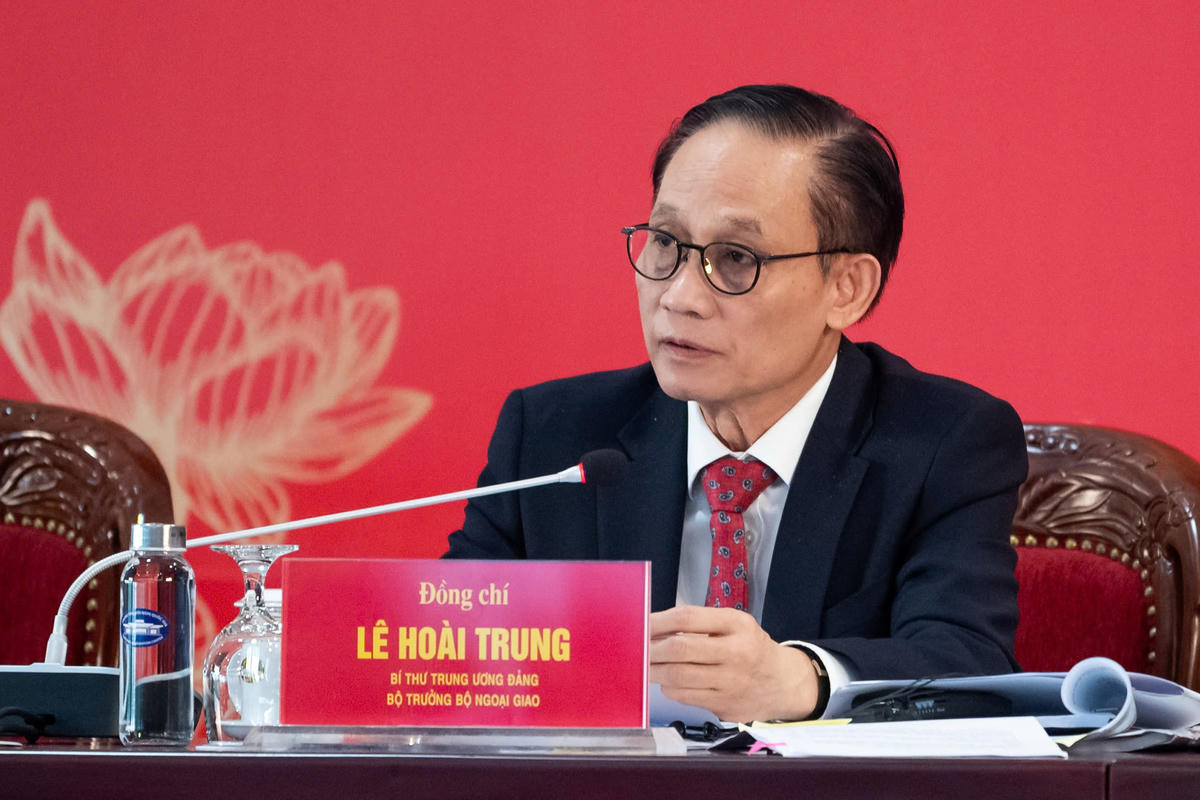 Ông Lê Hoài Trung trả lời báo chí (Ảnh: Phạm Thắng)