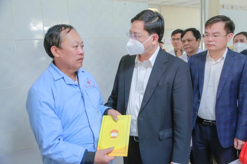 Phó Chủ tịch Thường trực UBND tỉnh Thanh Hóa Mai Xuân Liêm động viên ông Đ.V.H., người bị thương đang điều trị tại BVĐK tỉnh. Ảnh: BTH