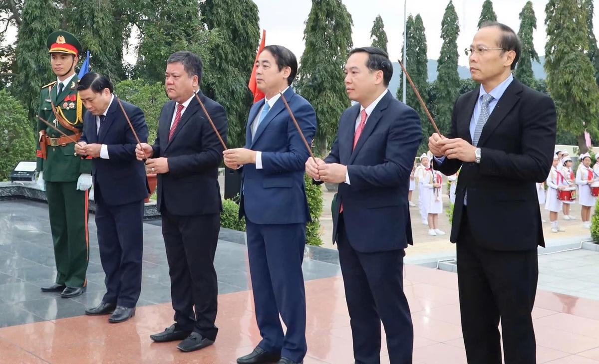 
Các lãnh đạo tỉnh Khánh Hòa dâng hương tại Nghĩa trang liệt sĩ Hòn Dung. (ảnh X.H)
