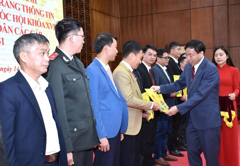 Các cán bộ nhận Quyết định biệt phái. Ảnh: L.L