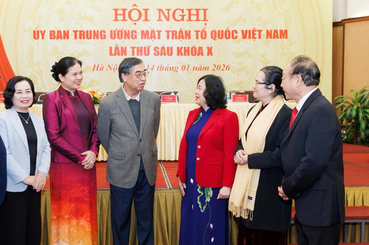 Ủy viên Bộ Chính trị, Bí thư Trung ương Đảng, Bí thư Đảng ủy MTTQ, các đoàn thể Trung ương, Chủ tịch UBTƯ MTTQ Việt Nam Bùi Thị Minh Hoài gặp gỡ các đại biểu tham dự Hội nghị. Ảnh: Quang Vinh.