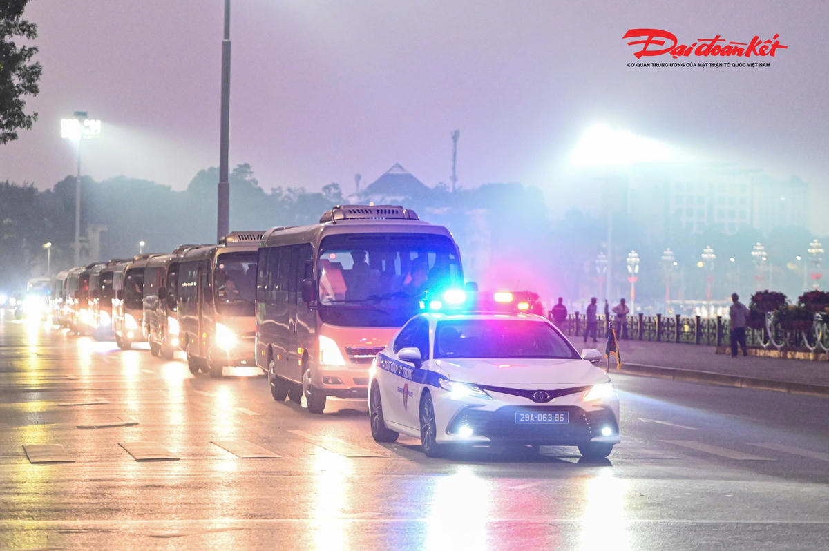 Từ 6h sáng, hàng chục phương tiện từ các hướng giả định như các khách sạn, Trung tâm Hội nghị Quốc gia… lên phương án hướng về khu vực Ba Đình.