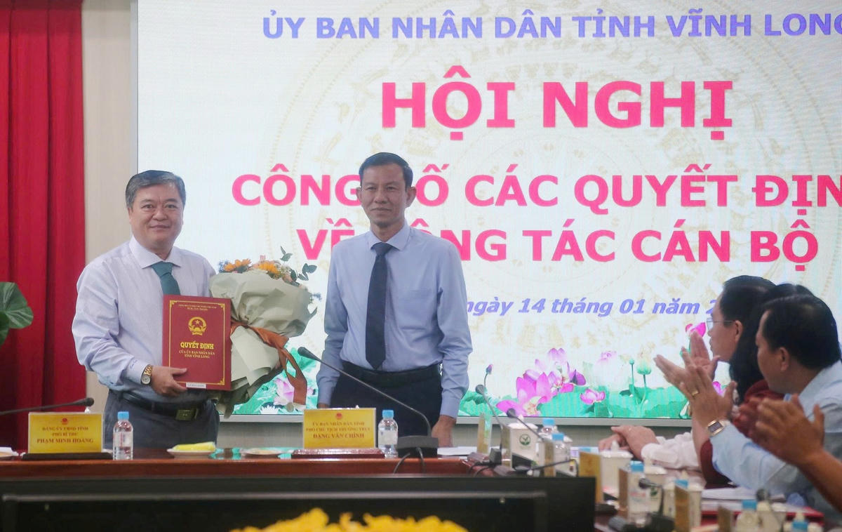 Ông Lê Đồng Khởi nhận quyết định đến công tác tại Thanh tra Chính phủ. Ảnh: Nguyễn Thịnh.. 