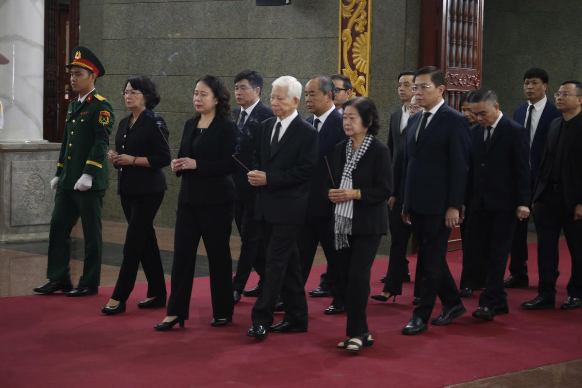 Nguyên Chủ tịch nước Nguyễn Minh Triết, Phó Chủ tịch nước Võ Thị Ánh Xuân và các nguyên Phó Chủ tịch nước vào viếng Đại tướng Lê Văn Dũng. Ảnh: T.L