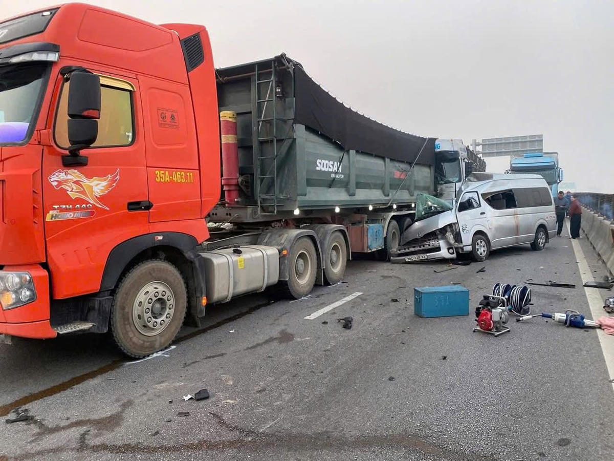 Hiện trường vụ TNGT khiến 4 người chết, 5 người bị thương. Ảnh: T.K