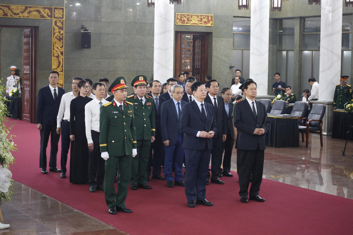 Nguyên Thủ tướng Chính phủ Nguyễn Tấn Dũng cùng Đoàn đại biểu Chính phủ vào viếng Đại tướng Lê Văn Dũng. Ảnh: T.L