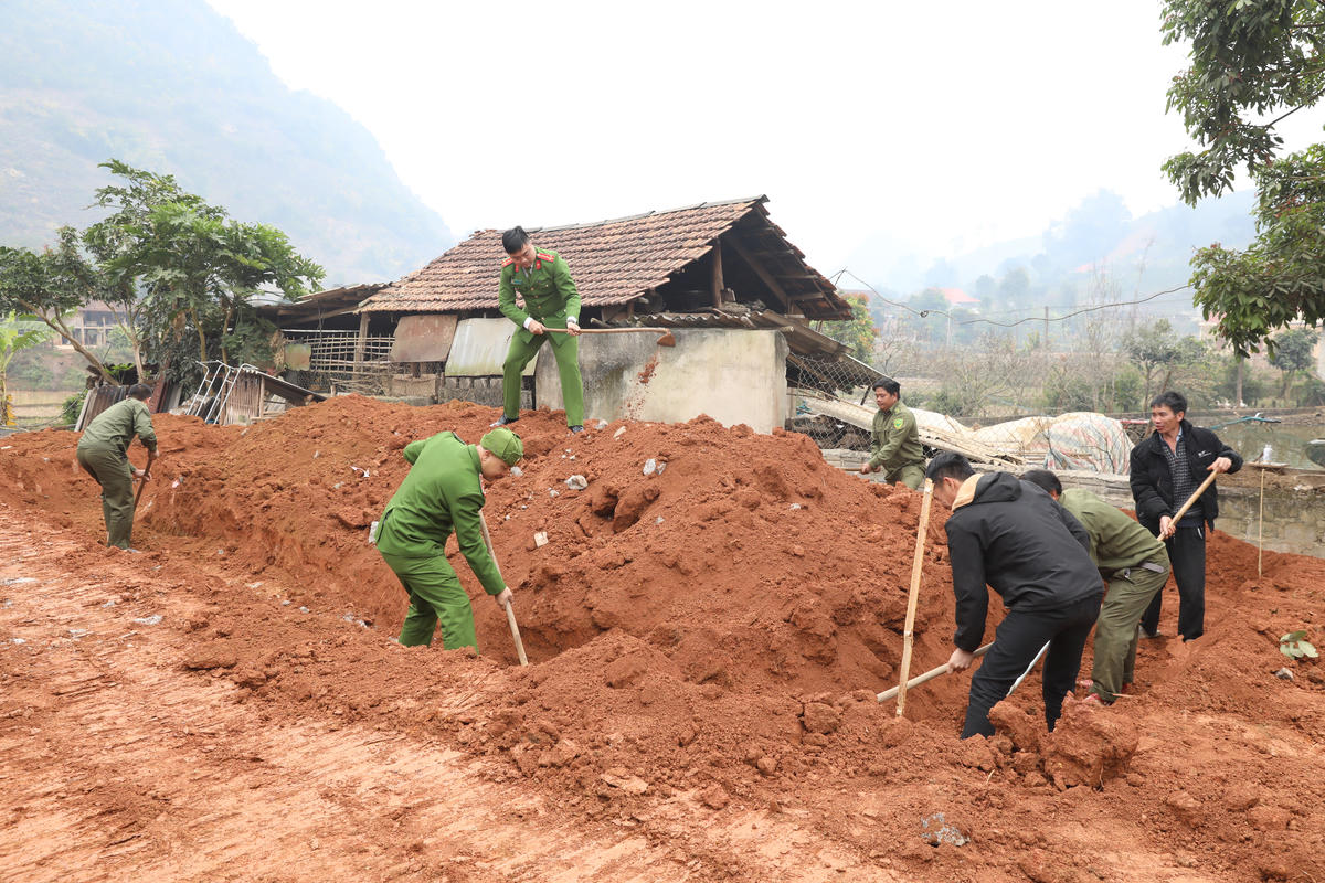 Công an xã và các lực lượng chức năng hỗ trợ ngày công xây dựng nhà ở cho các hộ gia đình.