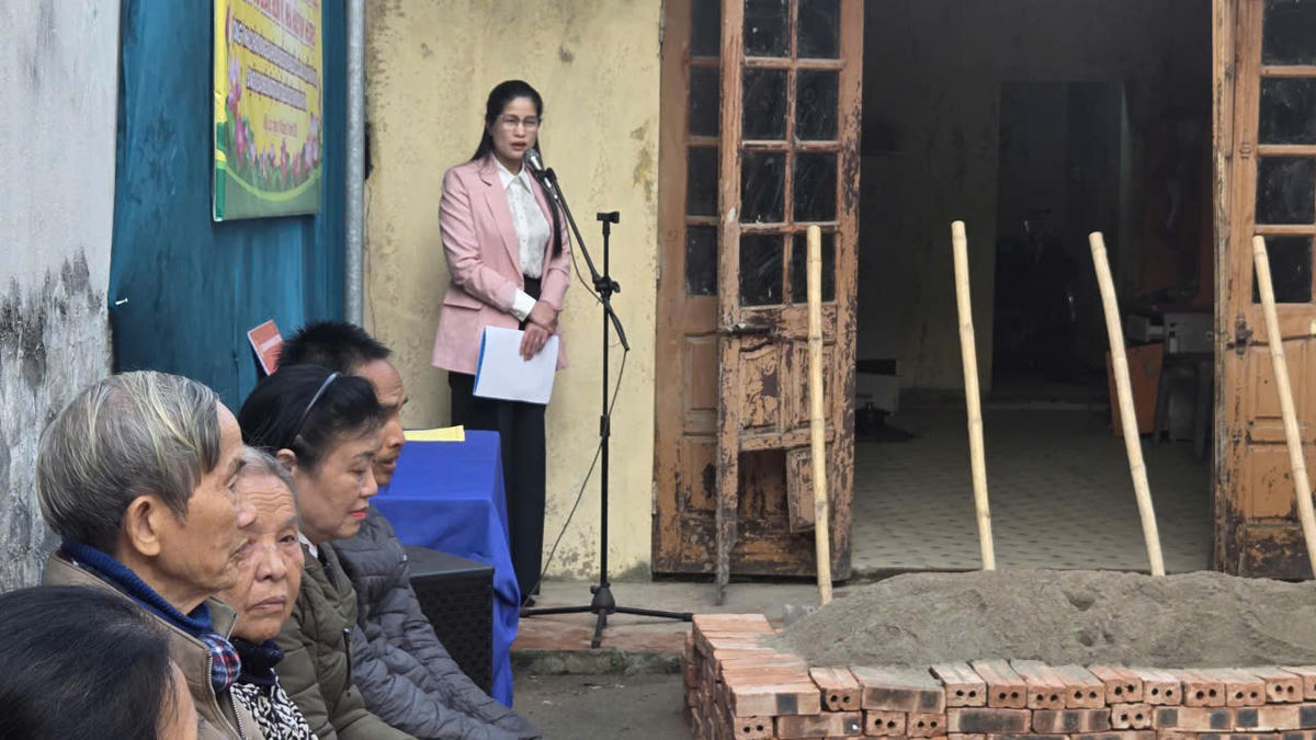 Phó Chủ tịch Ủy ban MTTQ Việt Nam tỉnh Ninh Bình Trần Thị Thoa phát biểu tại hoạt động khởi công. Ảnh: Duy Hưng&nbsp;