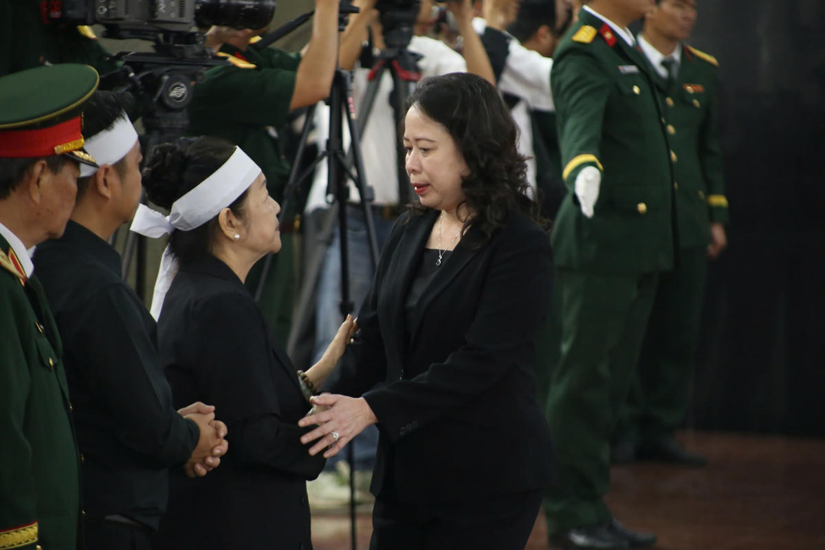 Phó Chủ tịch nước Võ Thị Ánh Xuân chia buồn cùng gia đình Đại tướng Lê Văn Dũng. Ảnh: T.L