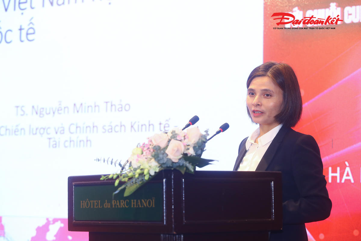 Tiến sĩ Nguyễn Minh Thảo, Phó Trưởng Ban Phát triển Doanh nghiệp và Môi trường Kinh doanh (Viện Chiến lược và Chính sách Kinh tế - Tài chính - Bộ Tài chính) phát biểu tham luận Khung pháp lý và chính sách hỗ trợ doanh nghiệp khí Việt Nam hội nhập quốc tế.