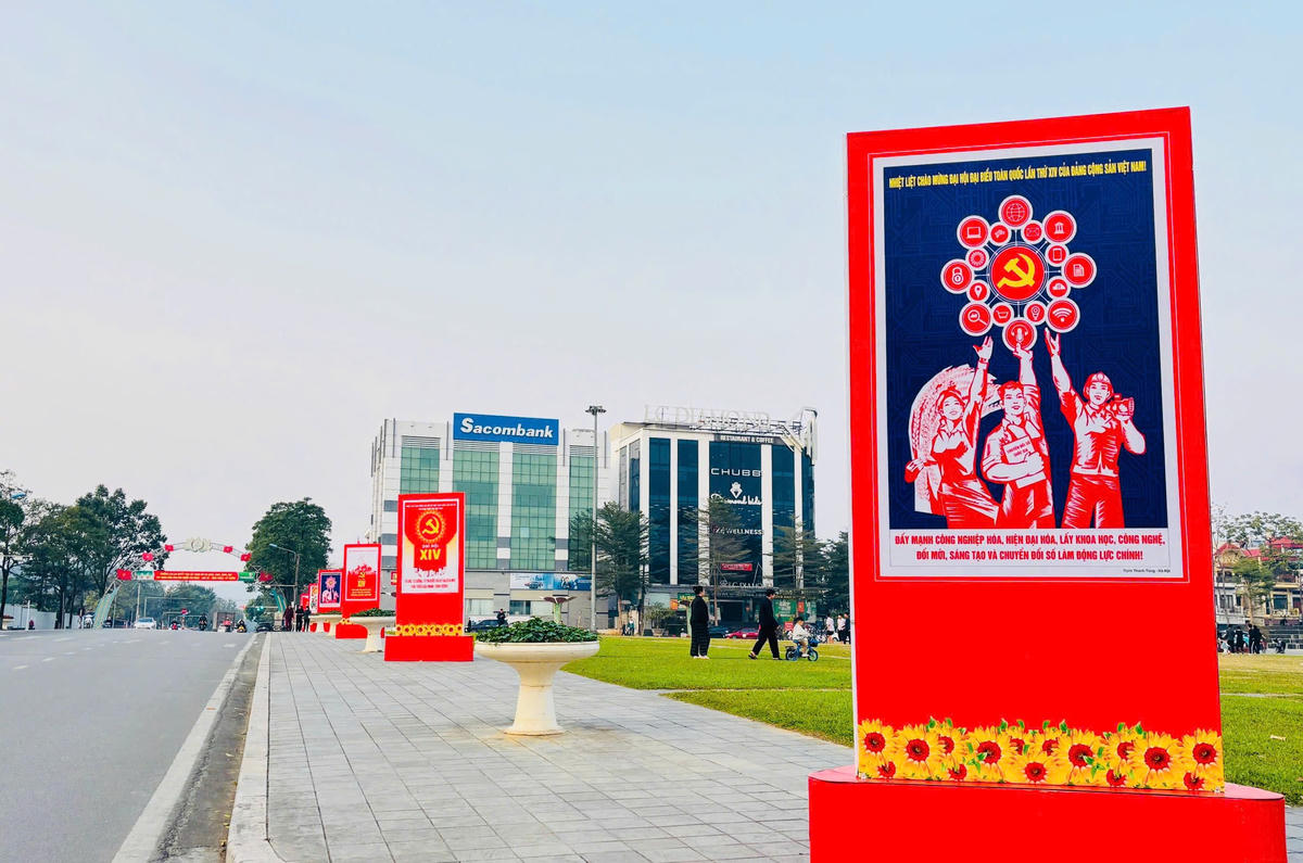 Tại trung tâm phường Lào Cai và các đô thị, hệ thống cổ động trực quan được bố trí đồng bộ, khoa học, nổi bật với những thông điệp ngắn gọn, súc tích, thể hiện ý nghĩa, tầm vóc của Đại hội XIV – sự kiện chính trị trọng đại của toàn Đảng, toàn dân, toàn quân. Ảnh: Trần Hanh.