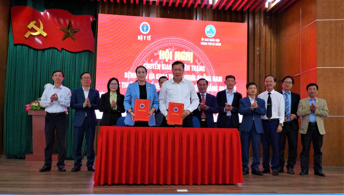 Lãnh đạo Bộ Y tế và UBND TP Đà Nẵng đã ký biên bản chuyển giao quản lý BVĐK TƯ Quảng Nam về địa phương. Ảnh: CV.