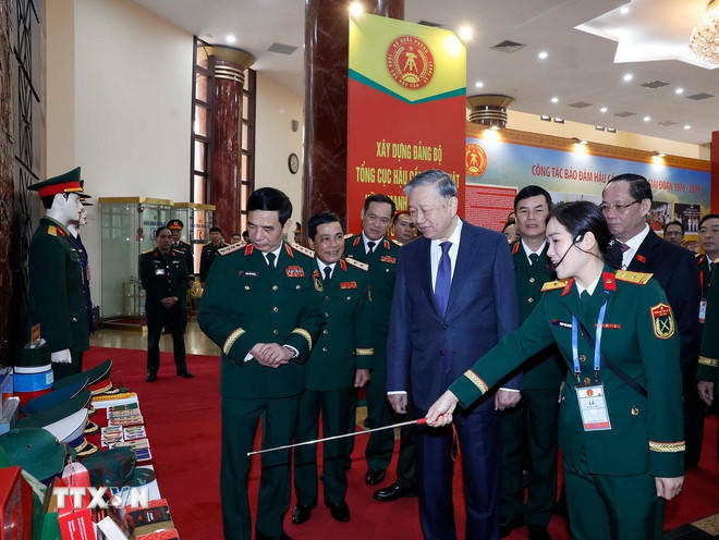 Tổng Bí thư Tô Lâm và các đại biểu tham quan gian trưng bày trang thiết bị và nhu yếu phẩm quân sự. (Ảnh: Thống Nhất/TTXVN)