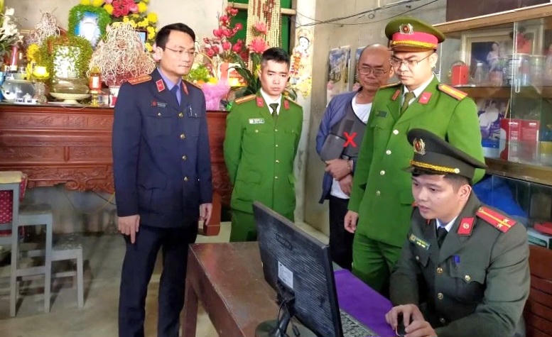 Công an Thanh Hóa thu giữ nhiều tài liệu có liên quan đến vụ án. Ảnh: CATH