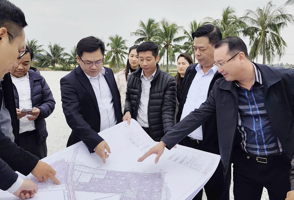 Ông Phạm Văn Thép, Trưởng Ban Quản lý Khu kinh tế Hải Phòng kiểm tra công tác chuẩn bị cho lễ khởi công. Ảnh: VY. 