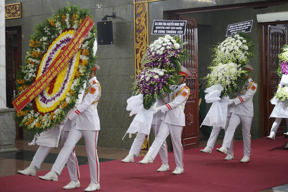 Nhiều đoàn cá nhân, tổ chức gửi lẵng hoa đến chia buồn sự ra đi của Đại tướng, AHLLVTND Lê Văn Dũng. Ảnh: T.L