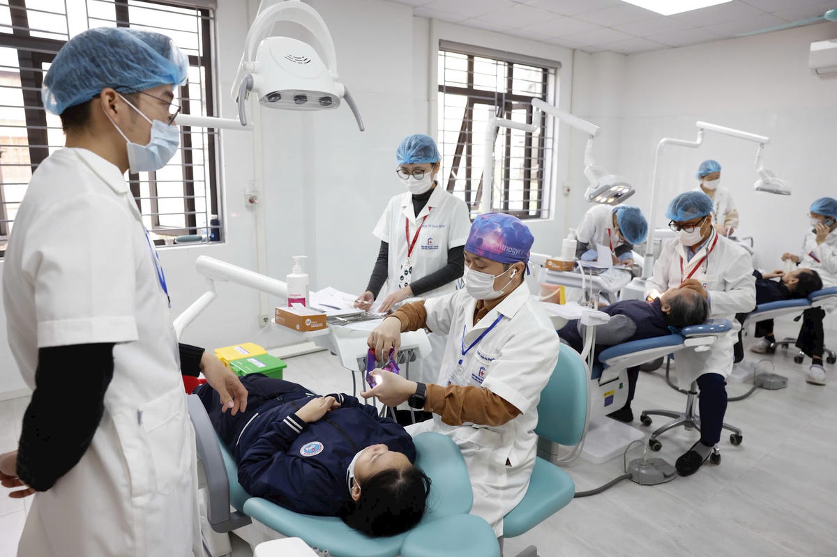 Khám chữa bệnh cho nhân dân tại phòng khám Đa khoa cơ sở Vĩnh Hưng (ảnh Như Ý)