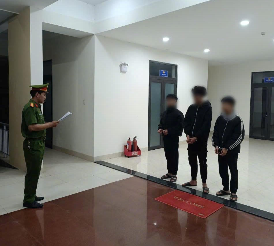 Các đối tượng tại cơ quan chức năng. Ảnh: CV.