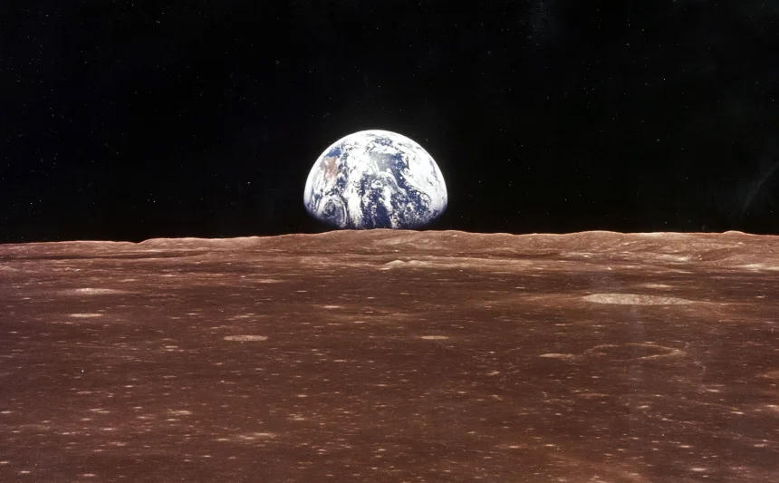 Hình ảnh Trái Đất qua đường chân trời Mặt Trăng, được chụp bởi Apollo 11. Nguồn: NASA.