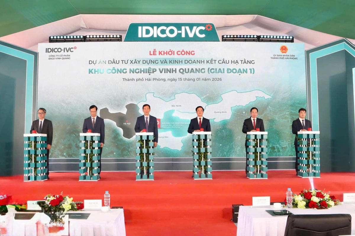 Lãnh đạo TP Hải Phòng nhấn nút khởi công dự án KCN Vinh Quang giai đoạn 1. Ảnh: CTV.