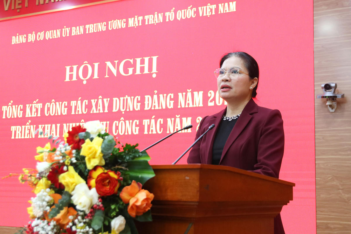 Phó Chủ tịch - Tổng Thư ký Hà Thị Nga phát biểu tại Hội nghị.