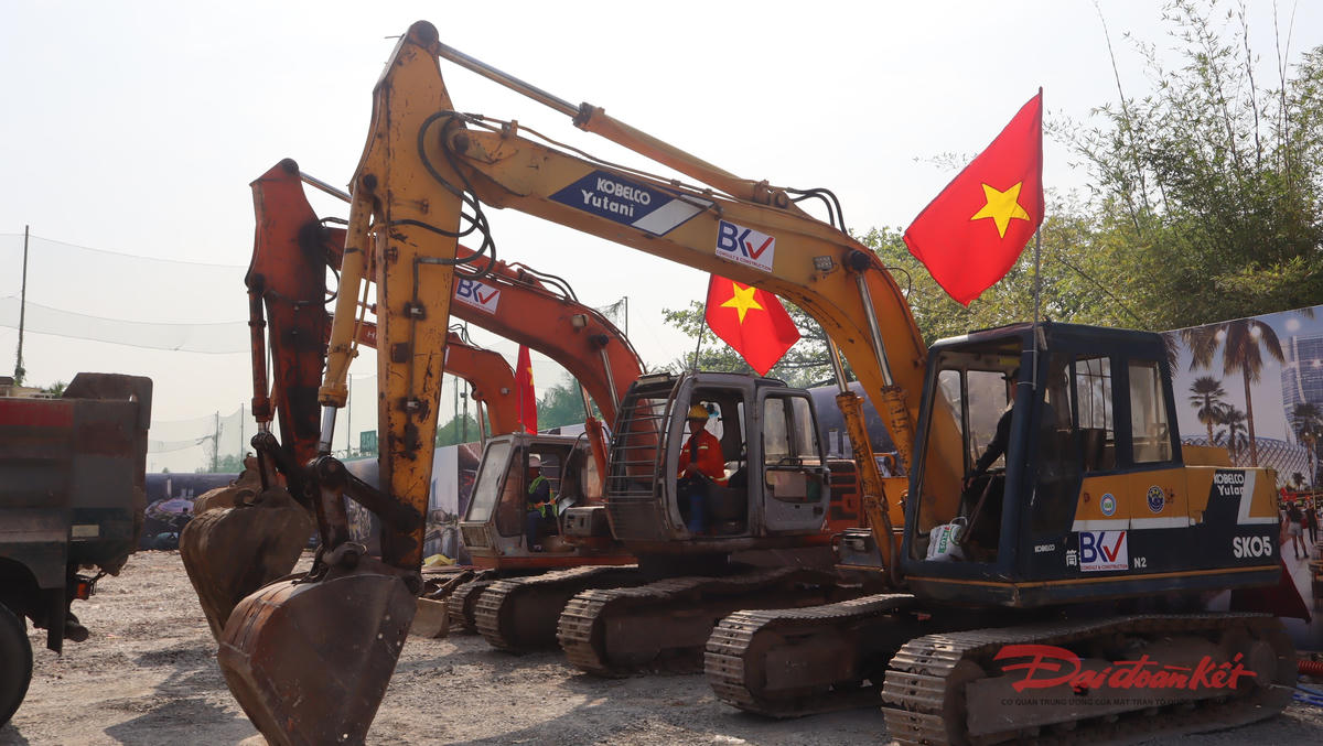 Ngay sau khi thức động thổ dự án, các công nhân, kỹ sư và máy móc, trang thiết bị được chính thức khởi động, với quyết tâm cao nhất hoàn thành đúng tiến độ dự án. Ảnh: Hồng Phúc.