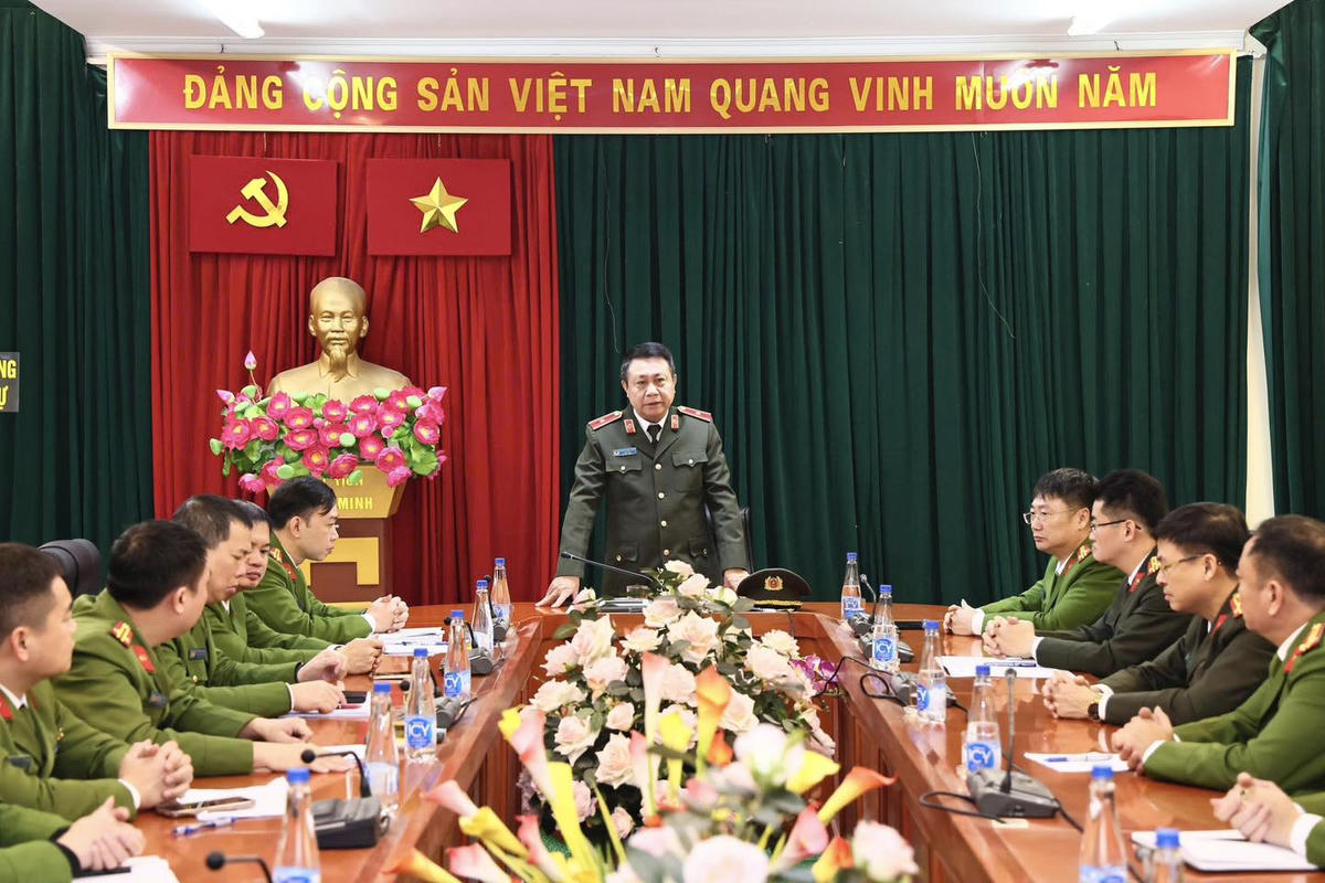 Thiếu tướng Nguyễn Đức Thuận, Giám đốc Công an tỉnh Tuyên Quang biểu dương các đơn vị nghiệp vụ tham gia phá án. Ảnh: Công an tỉnh Tuyên Quang.