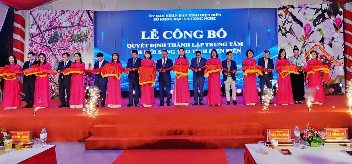 Bí thư Tỉnh ủy Điện Biên Trần Tiến Dũng cùng các đại biểu cắt băng công bố thành lập Trung tâm. Ảnh: VP Điện Biên