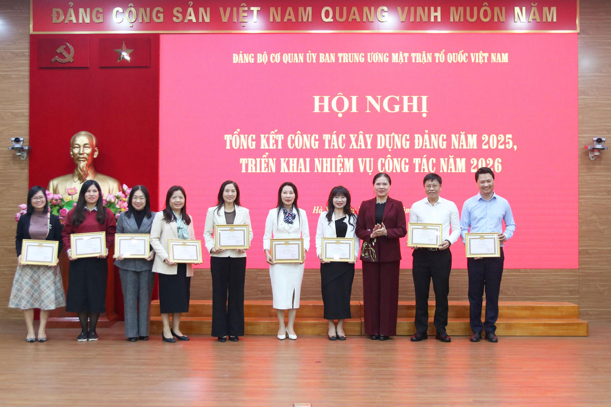 Phó Chủ tịch - Tổng Thư ký Hà Thị Nga trao tặng Giấy khen cho các đảng viên đạt tiêu chuẩn hoàn thành xuất sắc nhiệm vụ năm 2025.