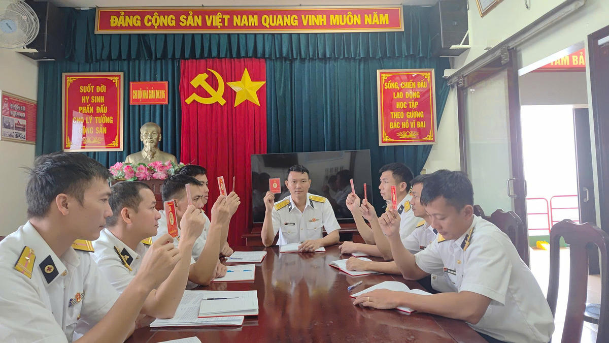 Chi bộ Nhà giàn DK1/16 đoàn kết, thống nhất, lãnh đạo đơn vị hoàn thành mọi nhiệm vụ. Ảnh: Văn Đường.