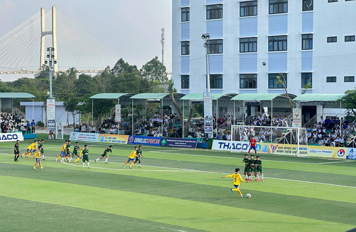 Một pha sút phạt thu hút sự sự chú ý của khan giả tại lễ khai mạc. Ảnh: Trung Ngãi.