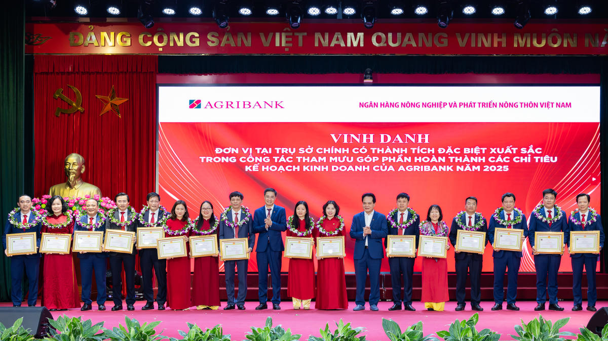 Biểu dương các tập thể Trụ sở chính có thành tích đặc biệt xuất sắc, góp phần hoàn thành nhiệm vụ kinh doanh năm 2015 của Agribank.