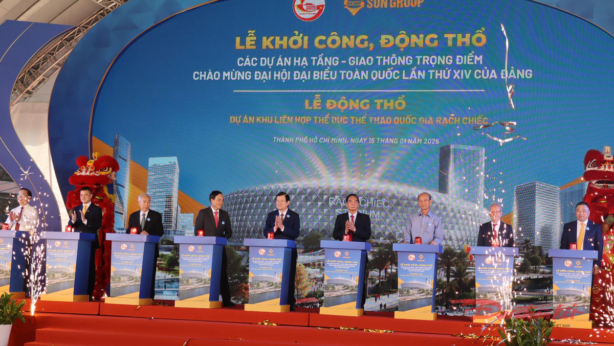 Các lãnh đạo, nguyên lãnh đạo Đảng, Nhà nước và TP Hồ Chí Minh tham dự nghi thức bấm nút động thổ dự án. Ảnh: Hồng Phúc.