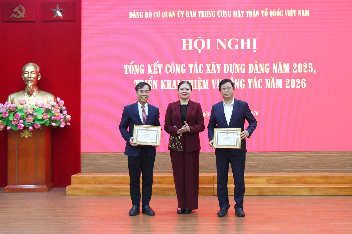 Phó Chủ tịch - Tổng Thư ký Hà Thị Nga trao tặng Giấy khen cho Đảng bộ Văn phòng Cơ quan và Chi bộ Ban Công tác xã hội.