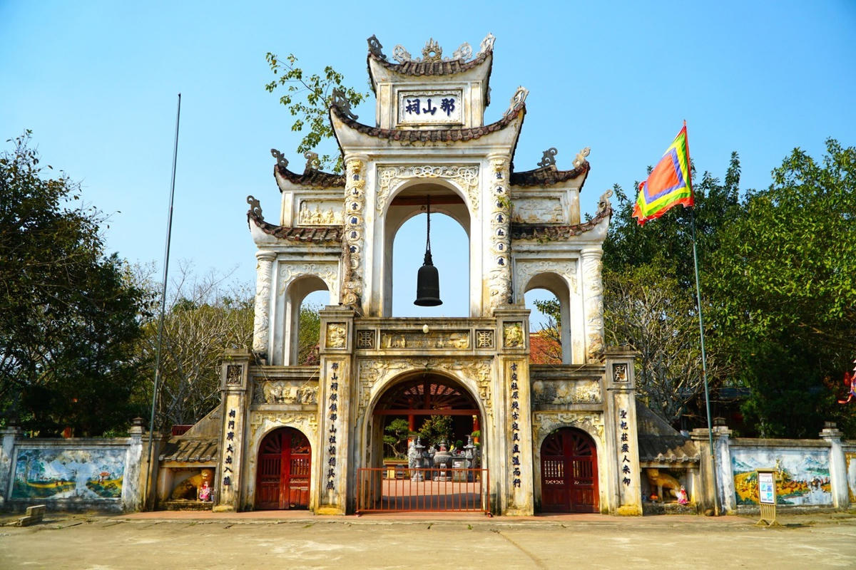 Đền Nưa - Am Tiên nằm dưới chân núi Nưa. Ảnh: Thanh Tùng