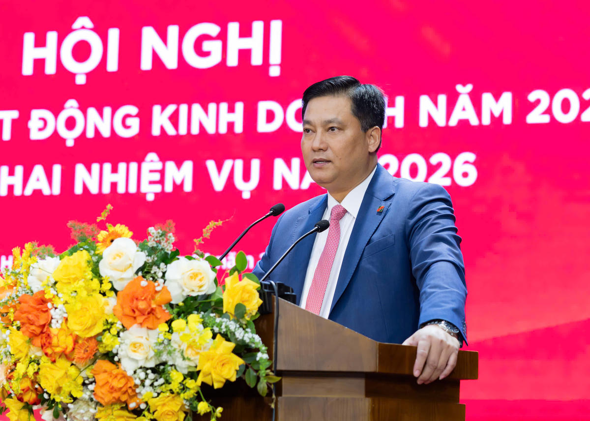 Đồng chí Phạm Toàn Vượng - Phó Bí thư Đảng ủy, Thành viên HĐTV, Tổng Giám đốc phát biểu và điều hành phần trình bày tham luận tại Hội nghị