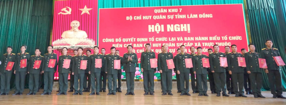 Đại tá Nguyễn Tấn Linh, Phó Tư lệnh Quân khu 7 trao quyết định cho các đồng chí được bổ nhiệm. (ảnh N.N)