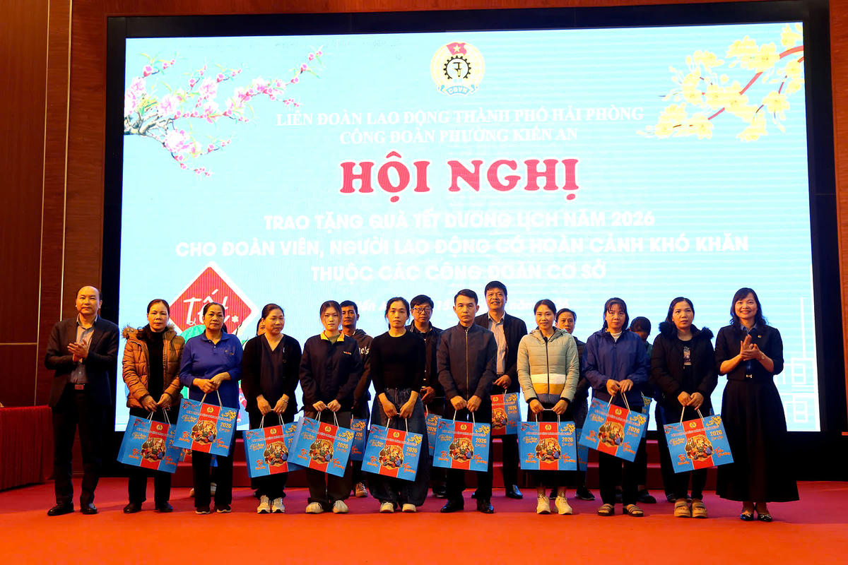 Ông Nguyễn Thiện Kim, Phó Bí thư Thường trực Đảng ủy phường Kiến An và đại diện Liên đoàn lao động thành phố trao quà cho các công đoàn viên. Ảnh: PT. 