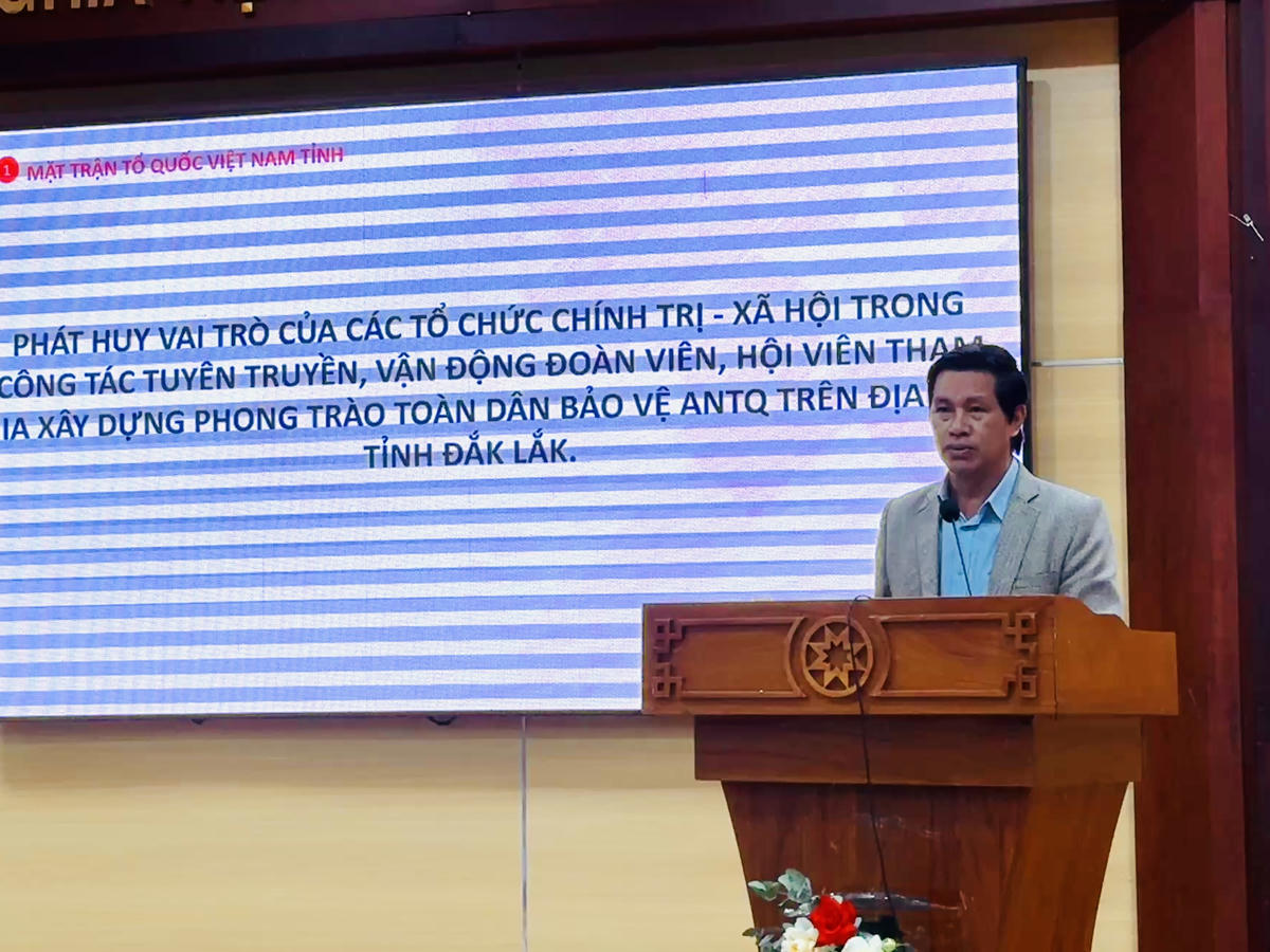 Ông Phạm Văn Bảy, Tỉnh ủy viên, Phó Chủ tịch Ủy ban MTTQ Việt Nam tỉnh Đắk Lắk phát biểu tham luận tại hội nghị. Ảnh: Thanh Nga. 