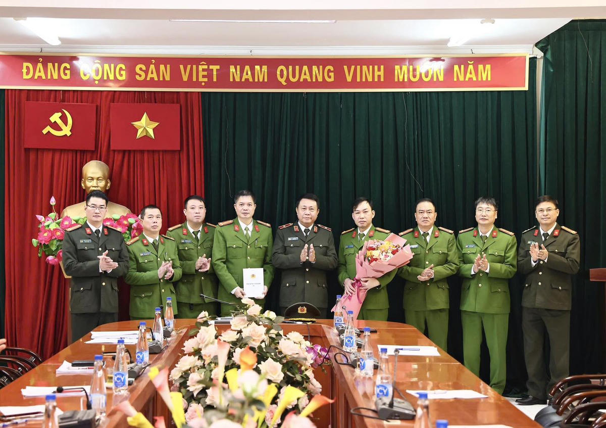 Thiếu tướng Nguyễn Đức Thuận, Giám đốc Công an tỉnh Tuyên Quang khen thưởng các đơn vị có thành tích xuất sắc trong công tác đấu tranh, triệt phá đường dây lừa đảo xuyên quốc gia. Ảnh: Công an tỉnh Tuyên Quang.