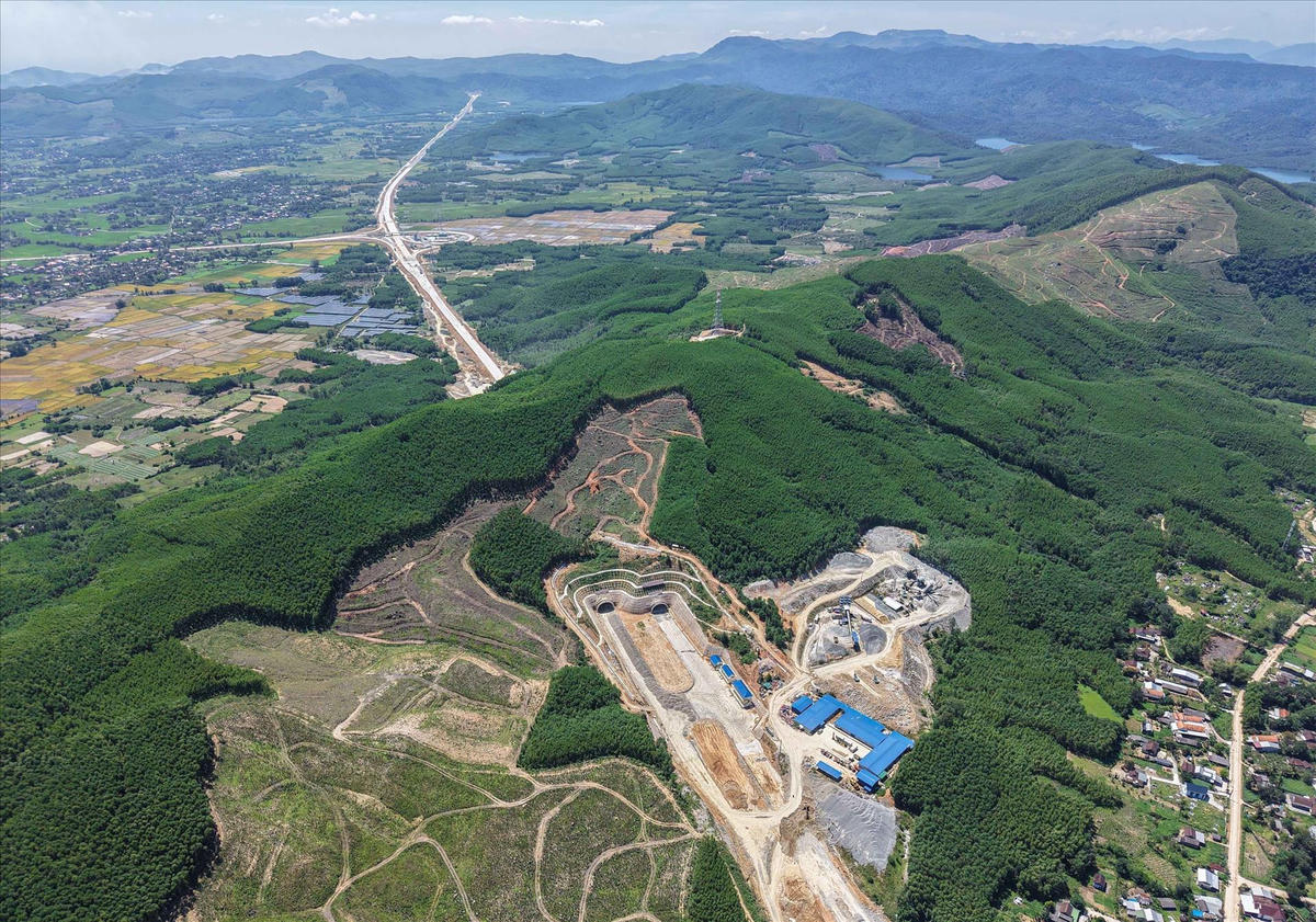 Hầm số 1 dài 610m của cao tốc Quảng Ngãi - Hoài Nhơn đã thông tuyến. Ảnh: Hoàng Hiếu/ TTXVN.